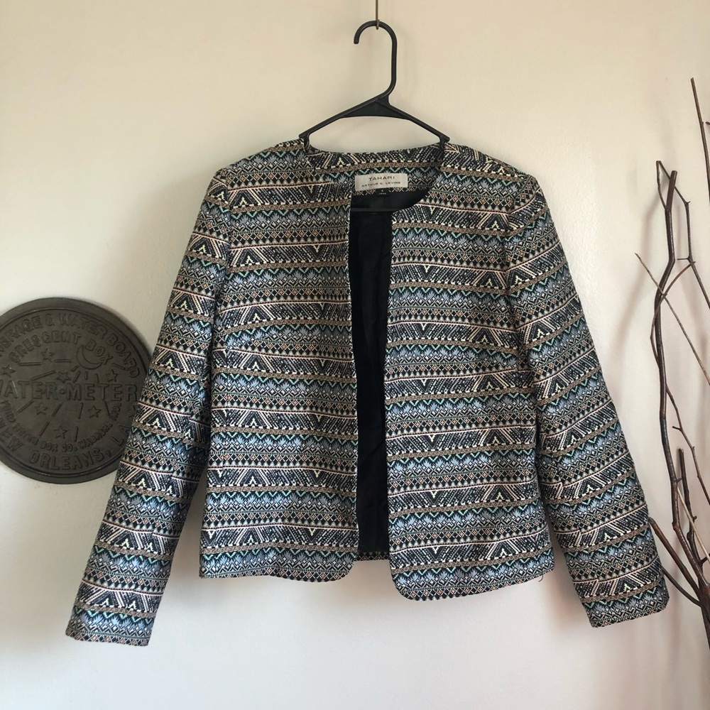 EUC Tahari geoprint jacket scoop neck top clasp